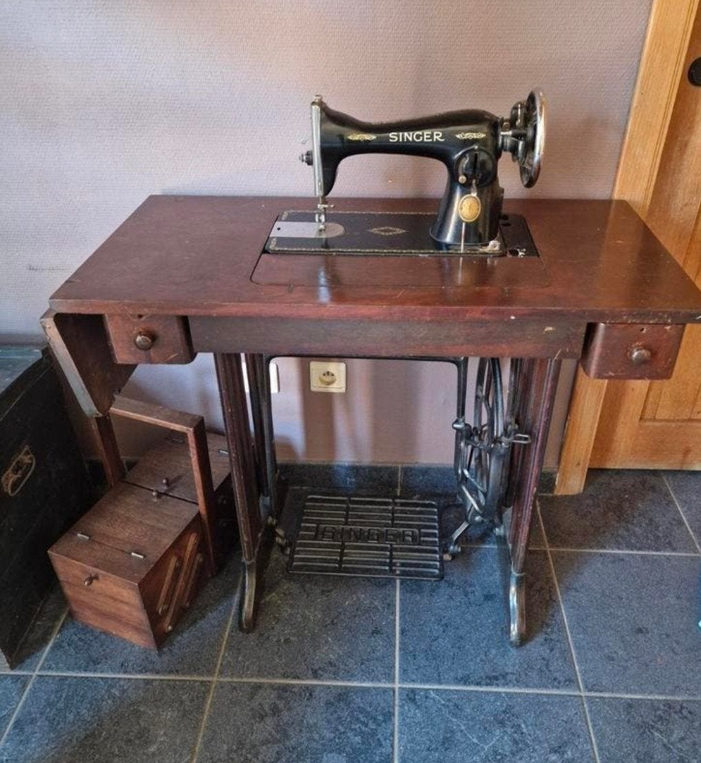 Machine à coudre antique SINGER + boîte à couture antique., Enlèvement