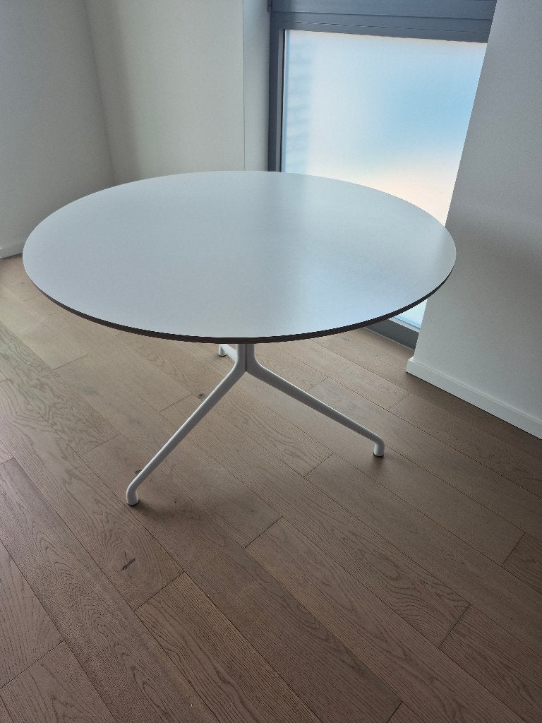 Witte, ronde design tafel van HAY, Ophalen, 100 tot 150 cm, Rond, Zo goed als nieuw