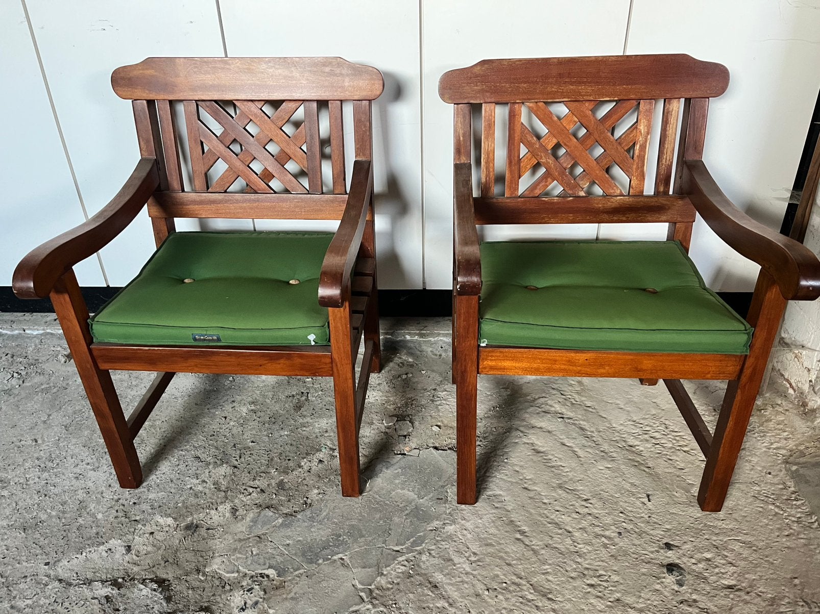 Teakhout stoelen, Enlèvement
