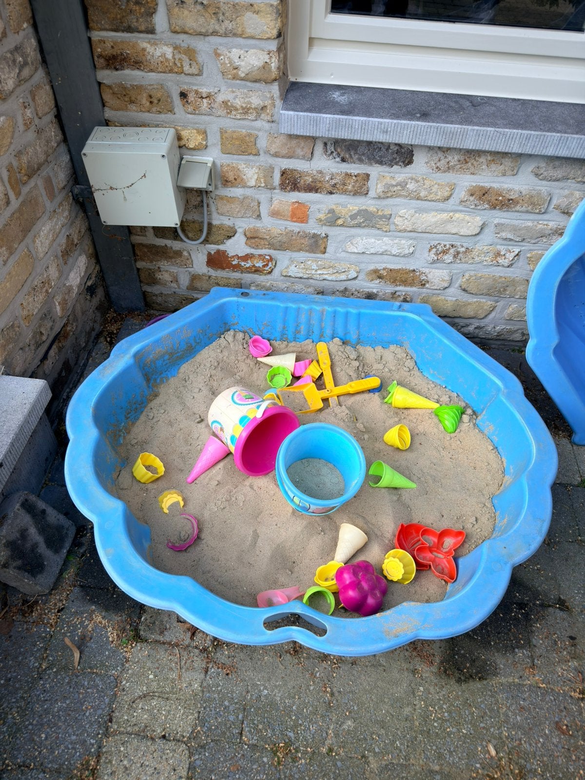 Kinderzandbak met deksel + zand + speelgoed – compleet, Ophalen, Gebruikt