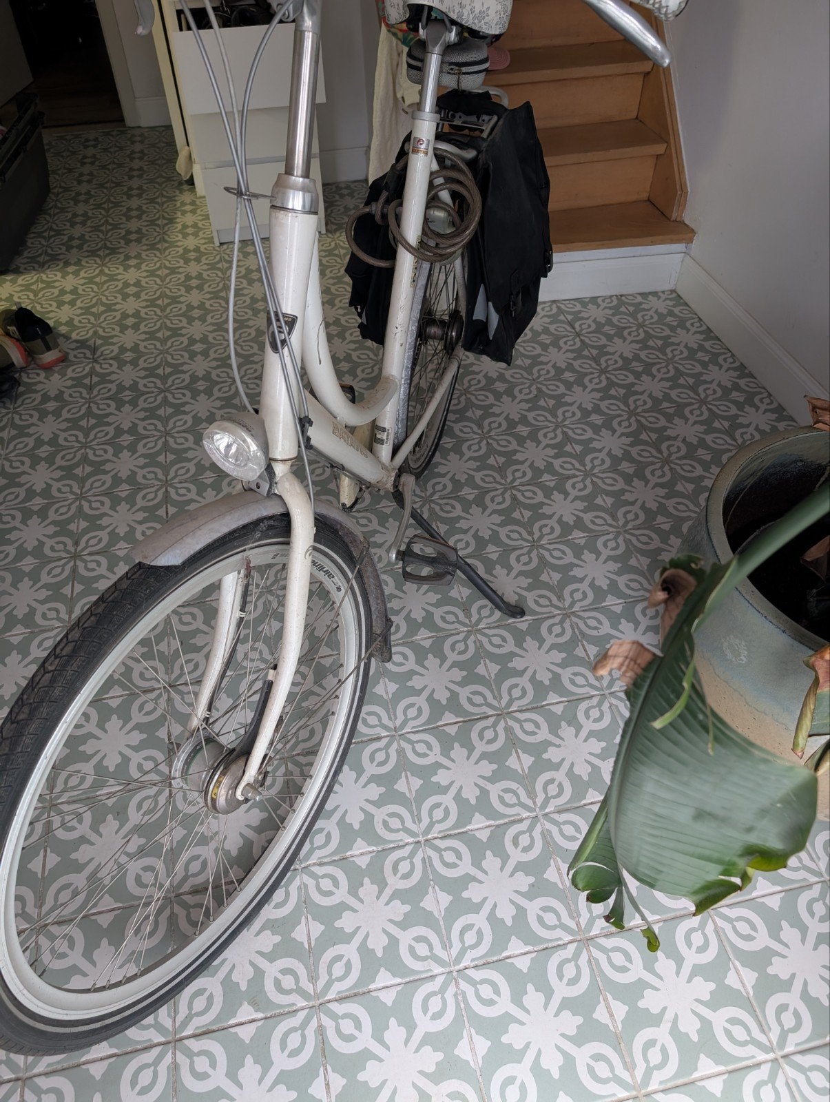 Batavus Vrouwenfiets L + fietstassen + dubbel slot, Fietsen en Brommers, Fietsen | Dames | Damesfietsen, Ophalen, Batavus