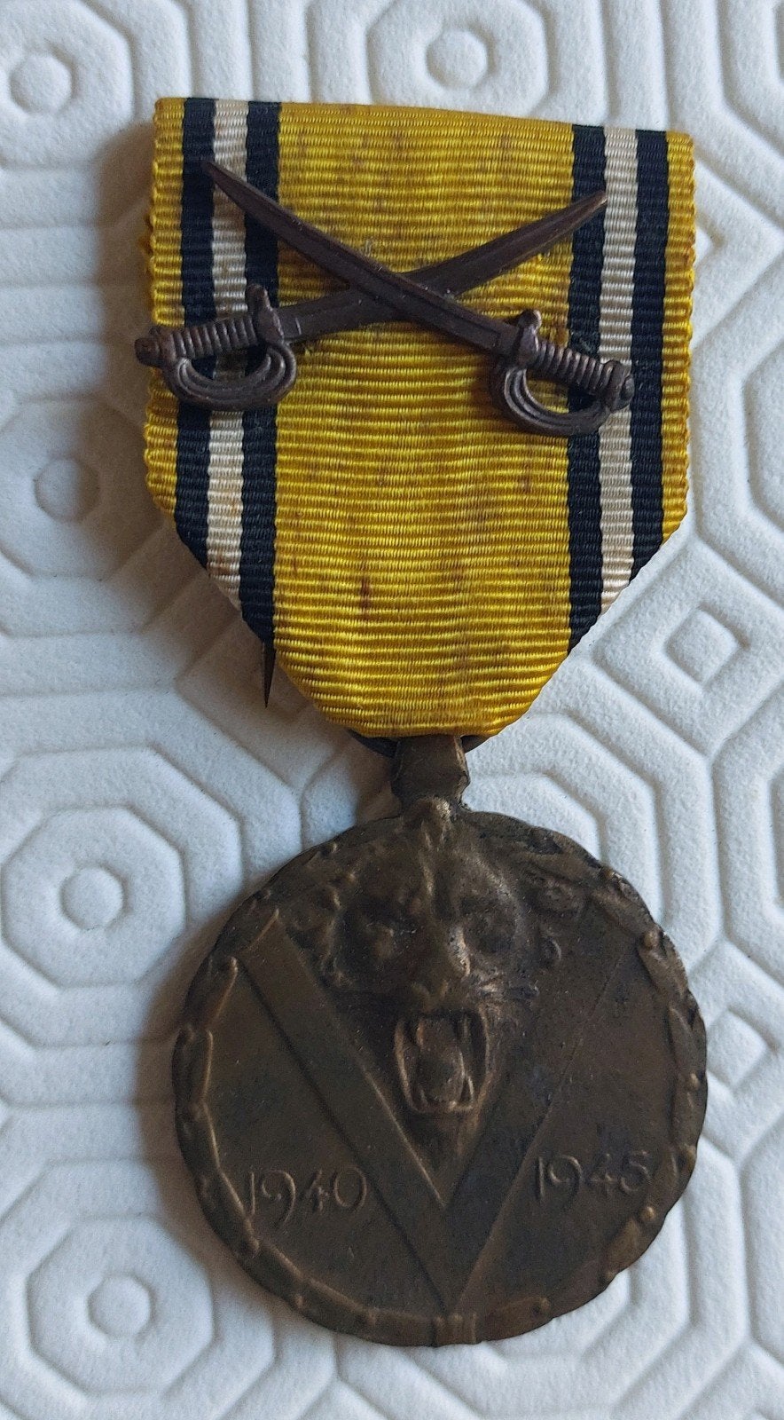 médaille commémorative 1940 1945 avec sabres, Timbres & Monnaies, Enlèvement ou Envoi