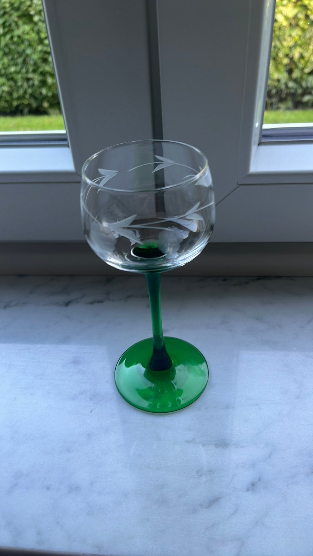 Witte wijnglazen met groene voet, 12 stuks in totaal, Verzamelen, Glas en Drinkglazen, Ophalen, Zo goed als nieuw