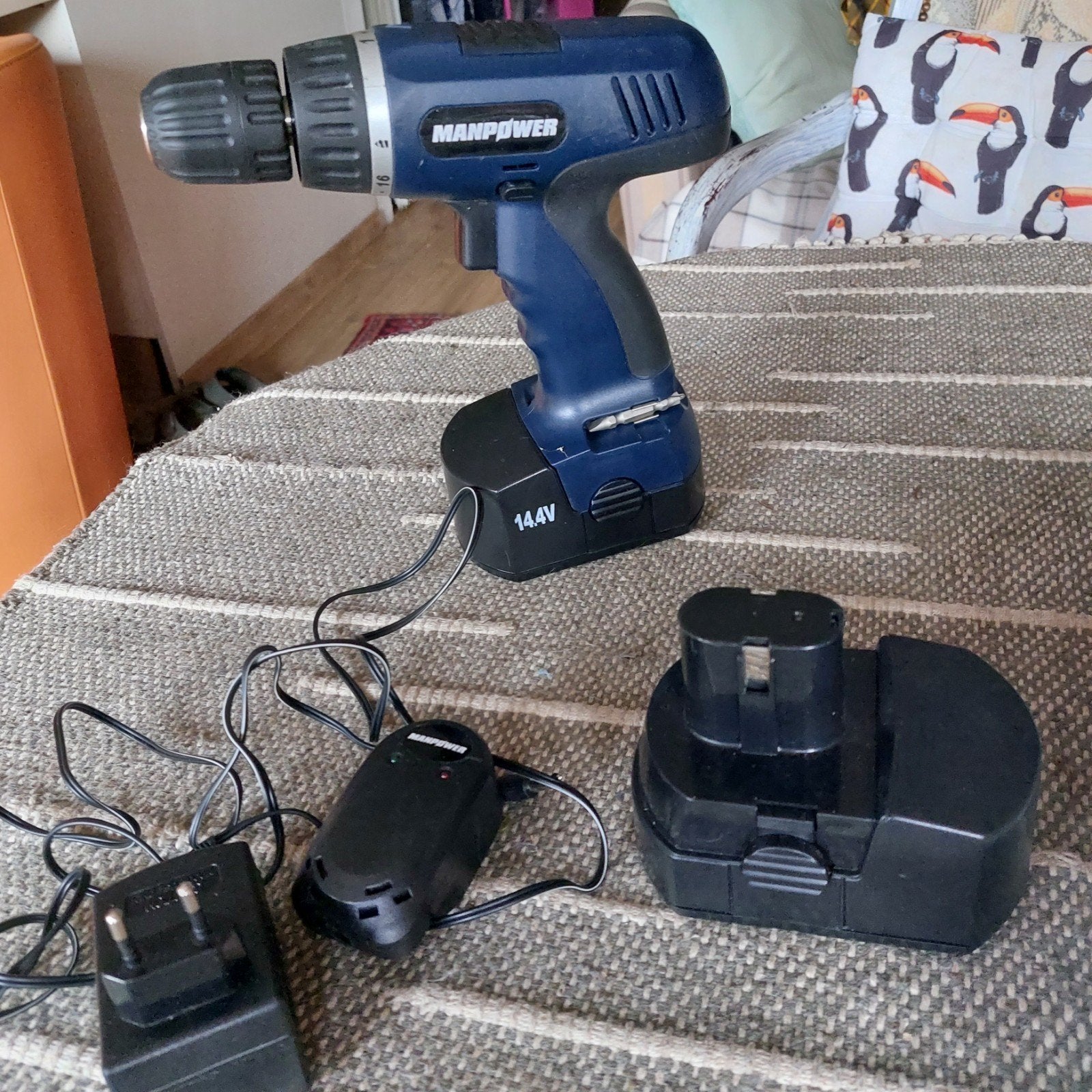 Accu boormachine 14.4 v met 2 batteryen, Ophalen, Boormachine