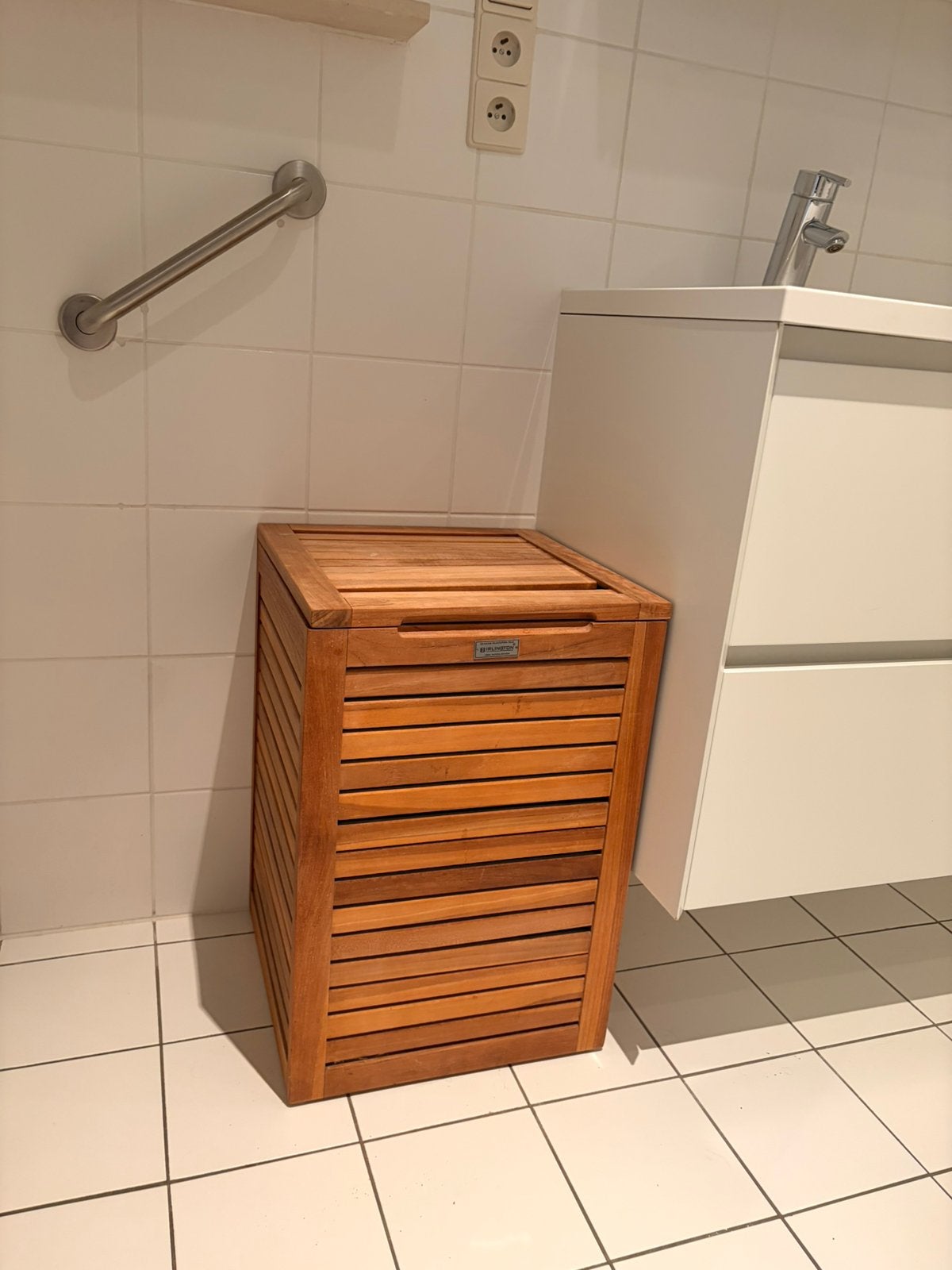 Linnenmand in teak, Enlèvement, Comme neuf