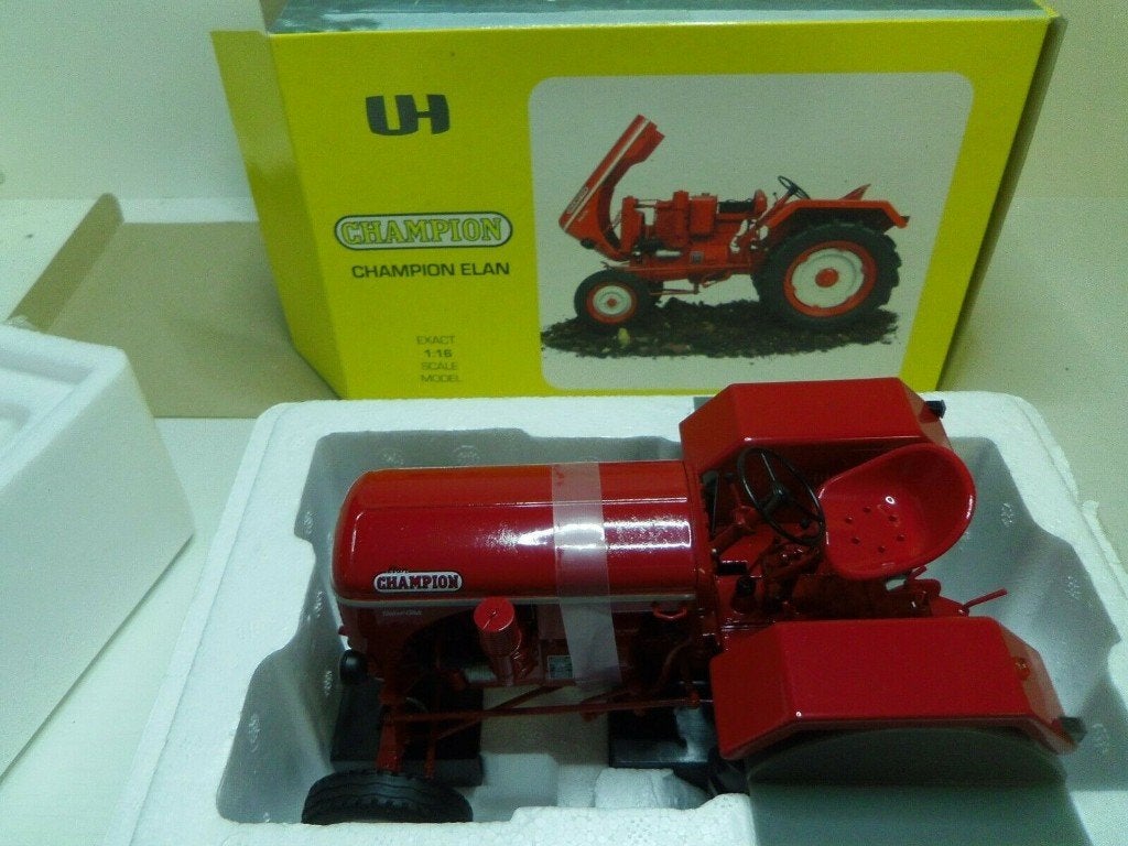 1:16 Universal Hobbies UH Traktor Champion Elan 1956 rood, Hobby & Loisirs créatifs, Voitures miniatures | Échelles Autre, Comme neuf