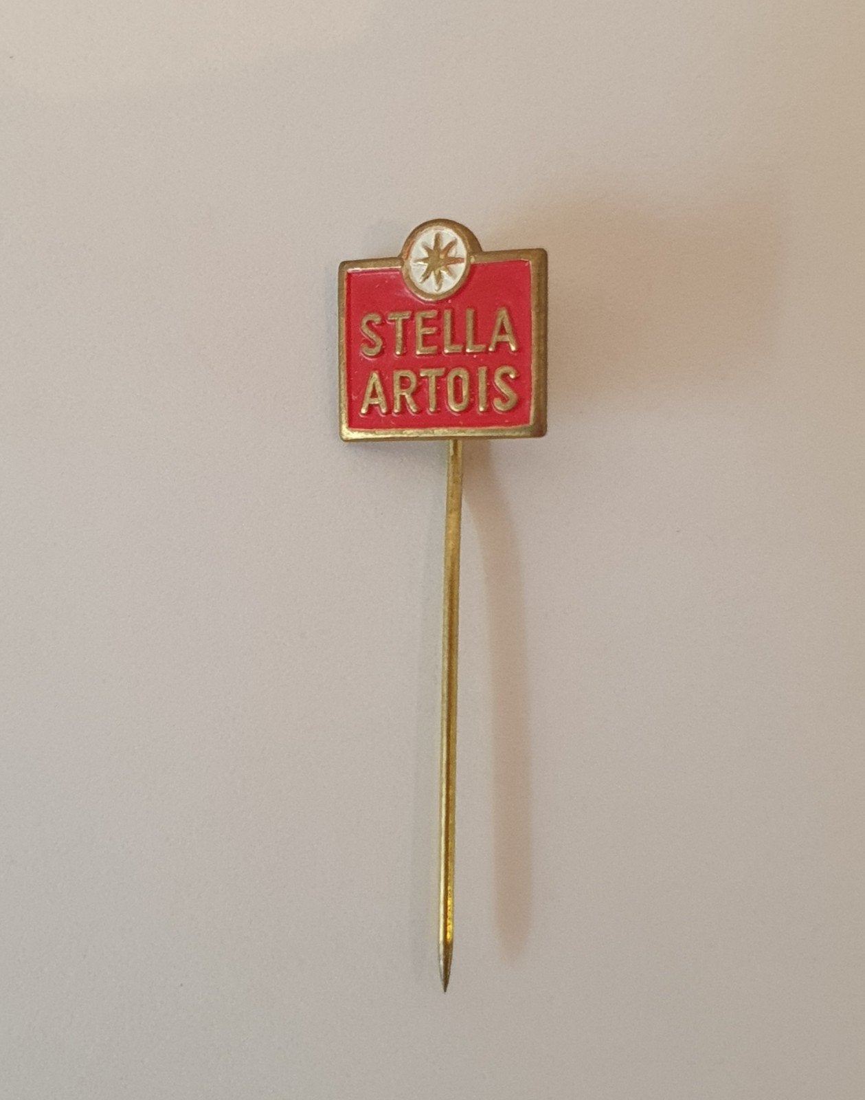 Reclamespeldje Stella Artois, Verzamelen, Speldjes, Pins en Buttons, Ophalen of Verzenden