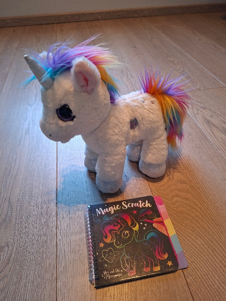 Ylvi & the Minimoomis: eenhoornknuffel + krasboek (Nieuw), Enlèvement ou Envoi, Autres marques, Comme neuf, Moyen (20 à 80 cm)