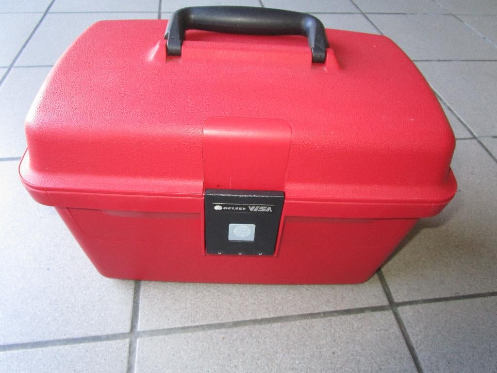 Beauty case  Kleur is rood Merk DELSY l, Ophalen, Zo goed als nieuw, Met slot, Hardcase