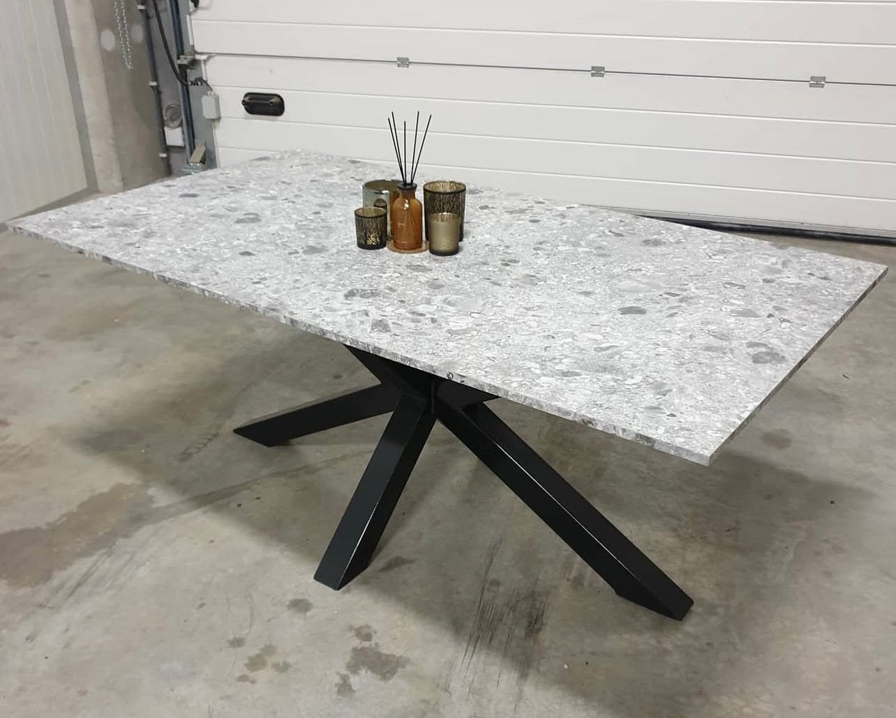 Tafel met terazzo blad in hout (laminaat), Huis en Inrichting, Tafels | Eettafels, Ophalen, Nieuw