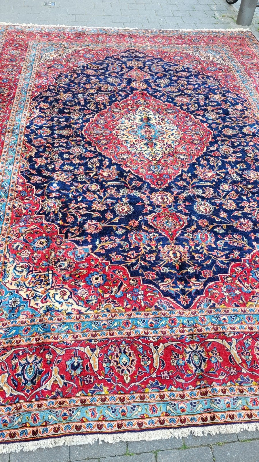 Un grand tapis persan Kashan noué à la main., Enlèvement