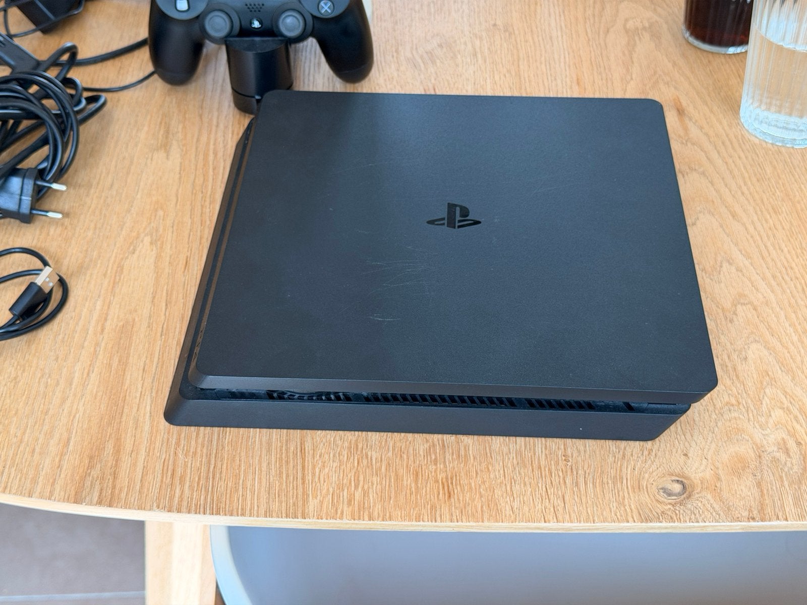 Sony PS4 Slim 1TB + 2 controllers, Gebruikt, Met 2 controllers, Ophalen of Verzenden, 1 TB