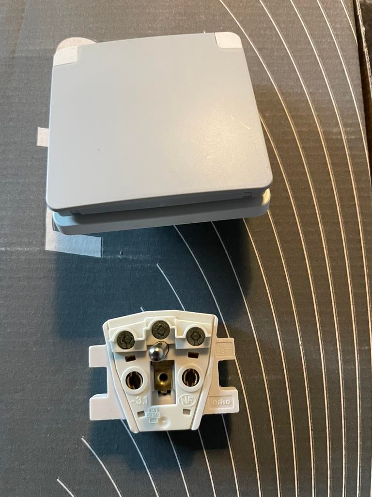 hydro stopcontact en schakelaar/ drukknop, Enlèvement ou Envoi, Comme neuf, Interrupteur