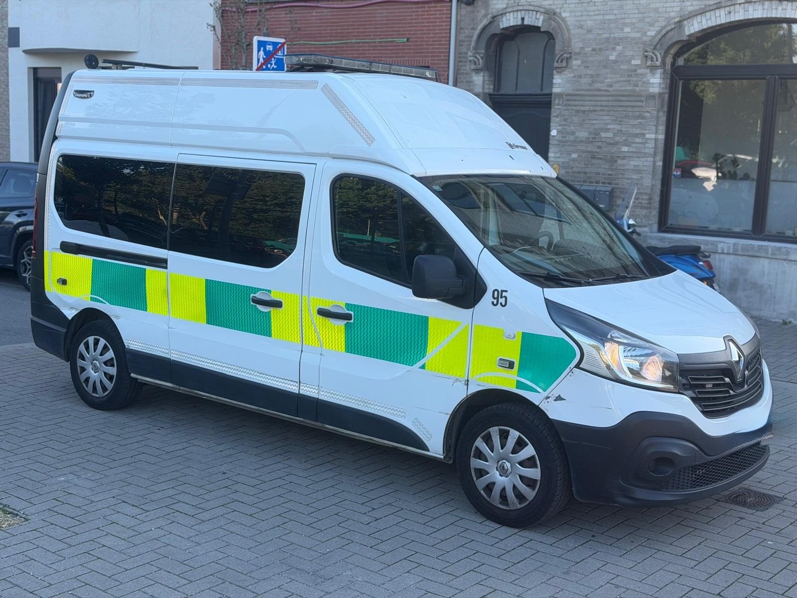 AMBULANCE RENAULT TRAFIC 1.6TDCI 2018 390000KM CLIMATISATION, Autos, Euro 5, Achat, 5 portes, Diesel