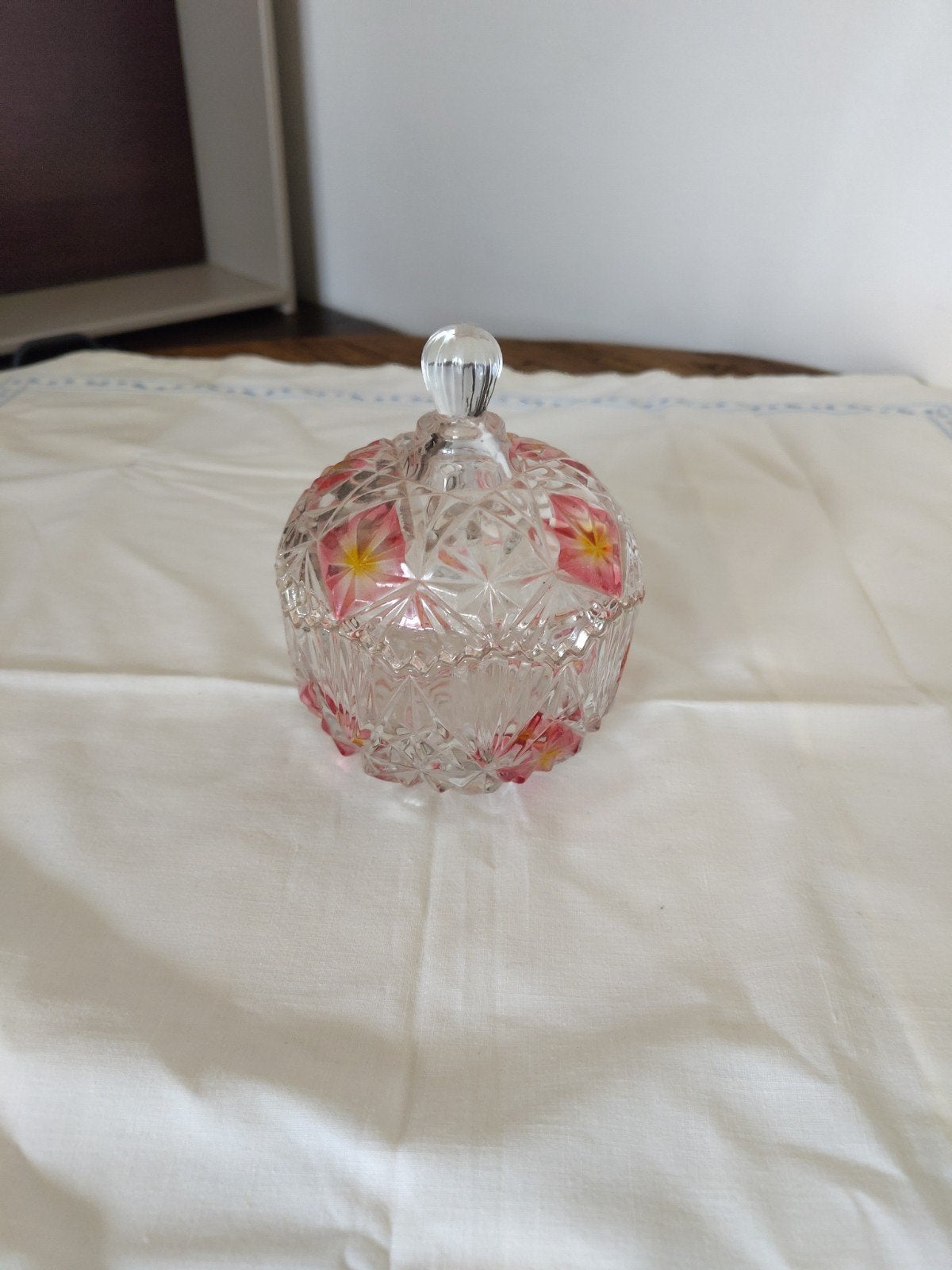 Vintage snoepdoos van geslepen glas met roze bloemenpatronen, Antiek en Kunst, Ophalen
