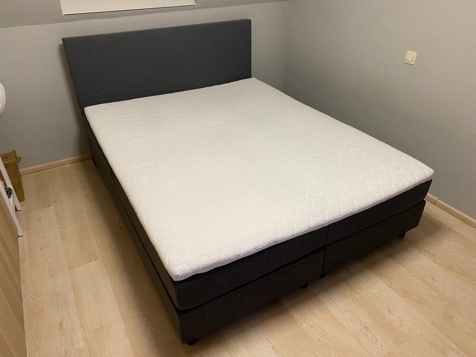 Boxspring 1m60 2 jaar oud. Perfecte staat, Ophalen, Zo goed als nieuw, Grijs