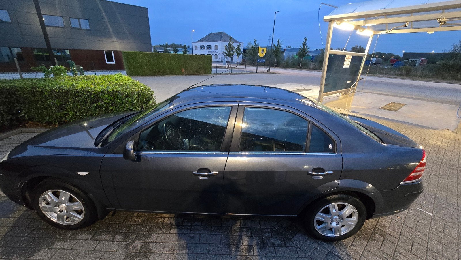 Ford Mondeo essence 1,8. Aucun problème. 115 000 km., Auto's, Voorwielaandrijving, Zwart, Mondeo, Zwart
