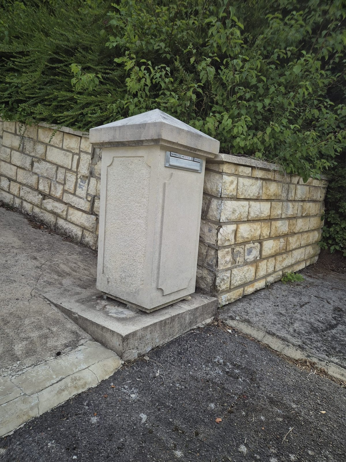 Boîte aux lettres en pierre, Enlèvement, Utilisé