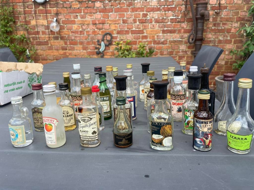 35 petites bouteilles vides collection…faire offre, Enlèvement ou Envoi