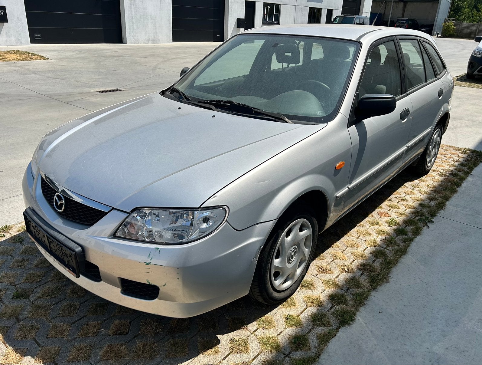 Mazda 323f Benzine bj 2003 met slechts 70.000km’s, Auto's, Voorwielaandrijving, Stof, Airbags, 4 cilinders