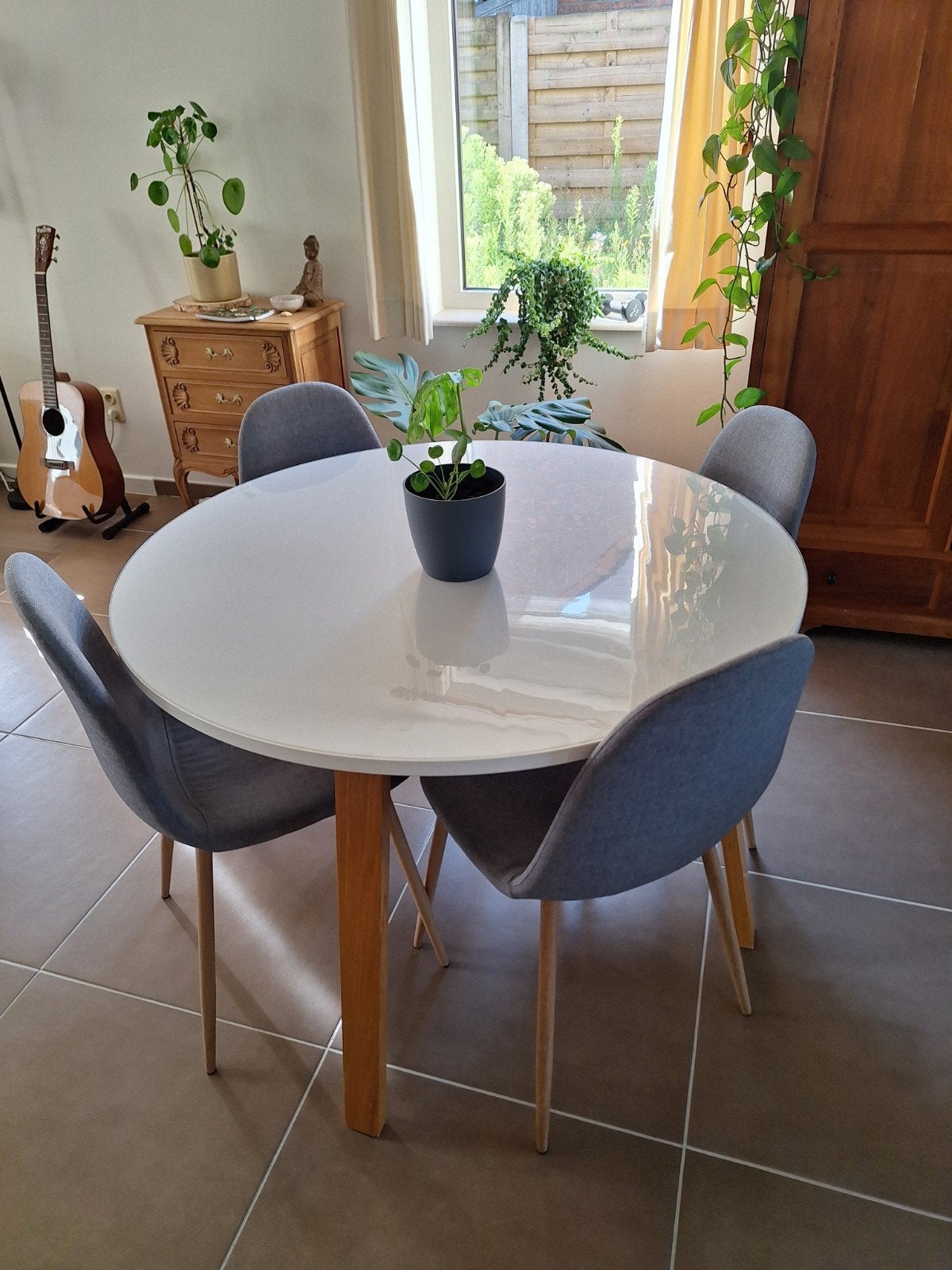 Tafel met 4 stoelen + beschermzeil, Huis en Inrichting, Tafels | Eettafels, Ophalen, Rond, Zo goed als nieuw, Modern