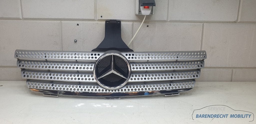 Mercedes CL203 W203 sportcoupe grille zilver geperforeerd av, Auto-onderdelen, Gebruikt, Mercedes-Benz AG, Mercedes-Benz, Mercedesstrasse 120
70372  Stuttgart, DE