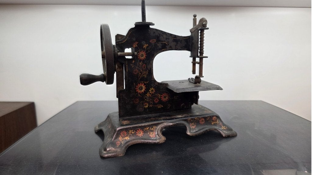 Antieke Miniatuur Handnaaimachine ca. 1900
