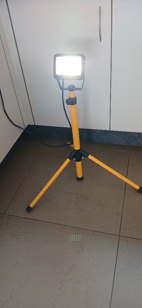 Verstelbare bouw of werklamp, Ophalen, Minder dan 50 watt, Met statief, Zo goed als nieuw