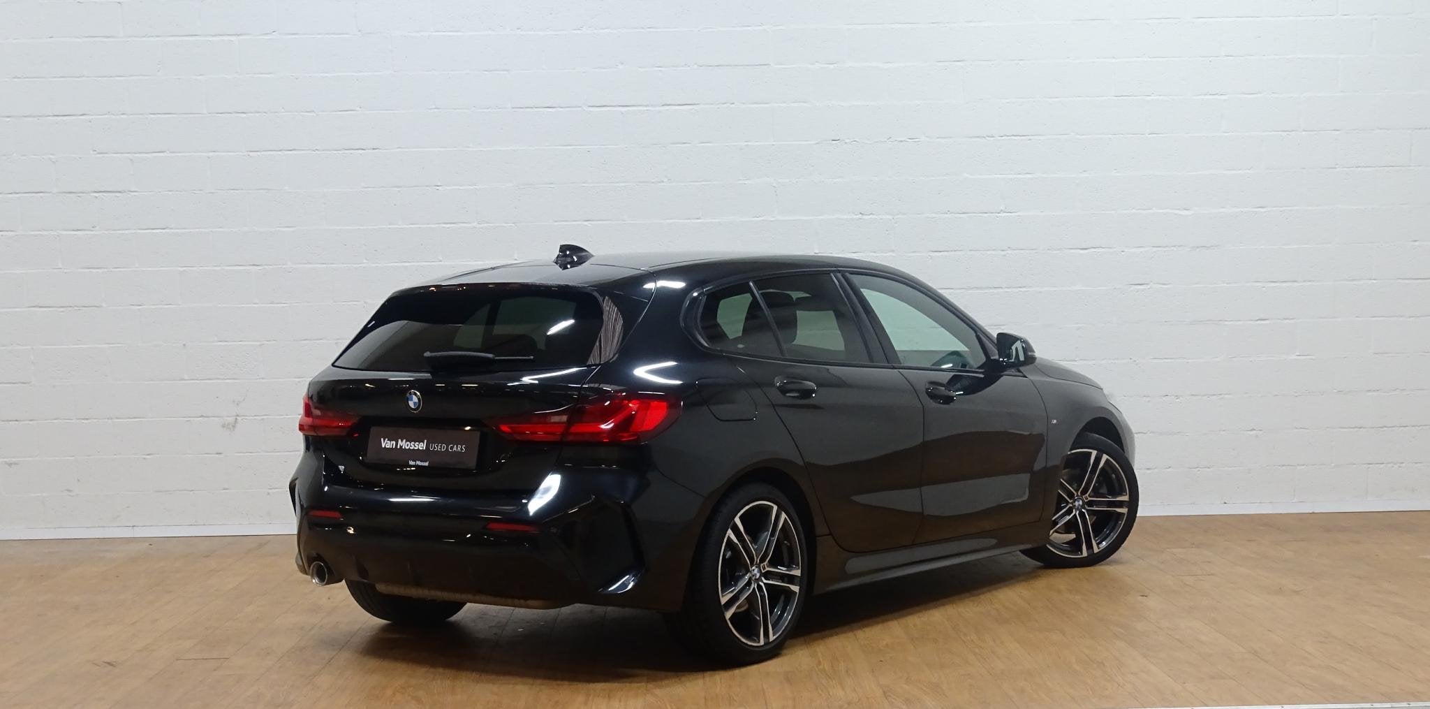 BMW 1-serie 118iA (automatique), Autos, 144 g/km, https://public.car-pass.be/vhr/963d7d32-9aa6-4bf8-ac0c-a96814ef2da0, Achat, Éclairage LED