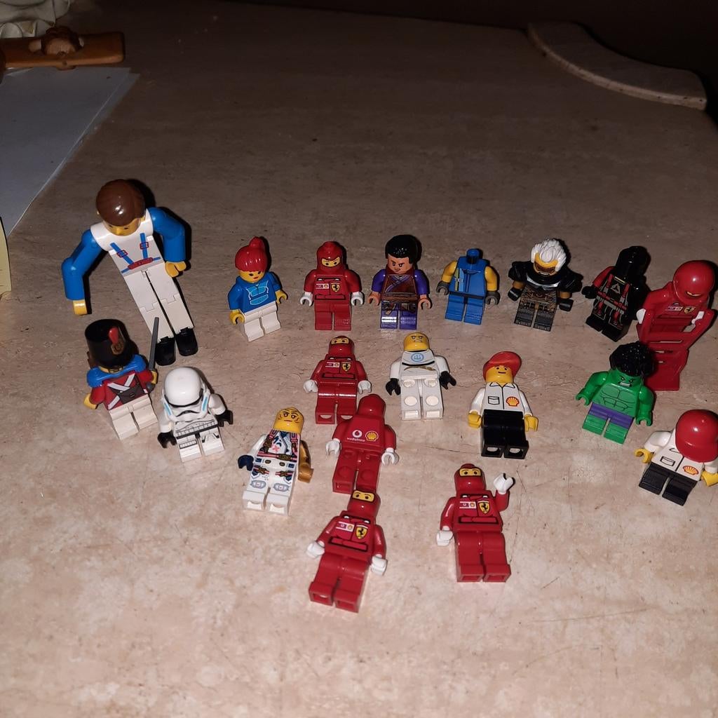 Lego mannetjes . 19 stuks . Bieden ., Ophalen of Verzenden, Lego