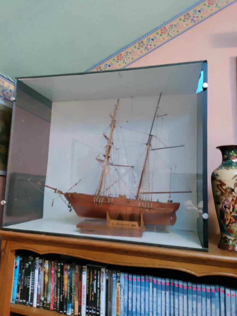 Modelboot in raam, Ophalen
