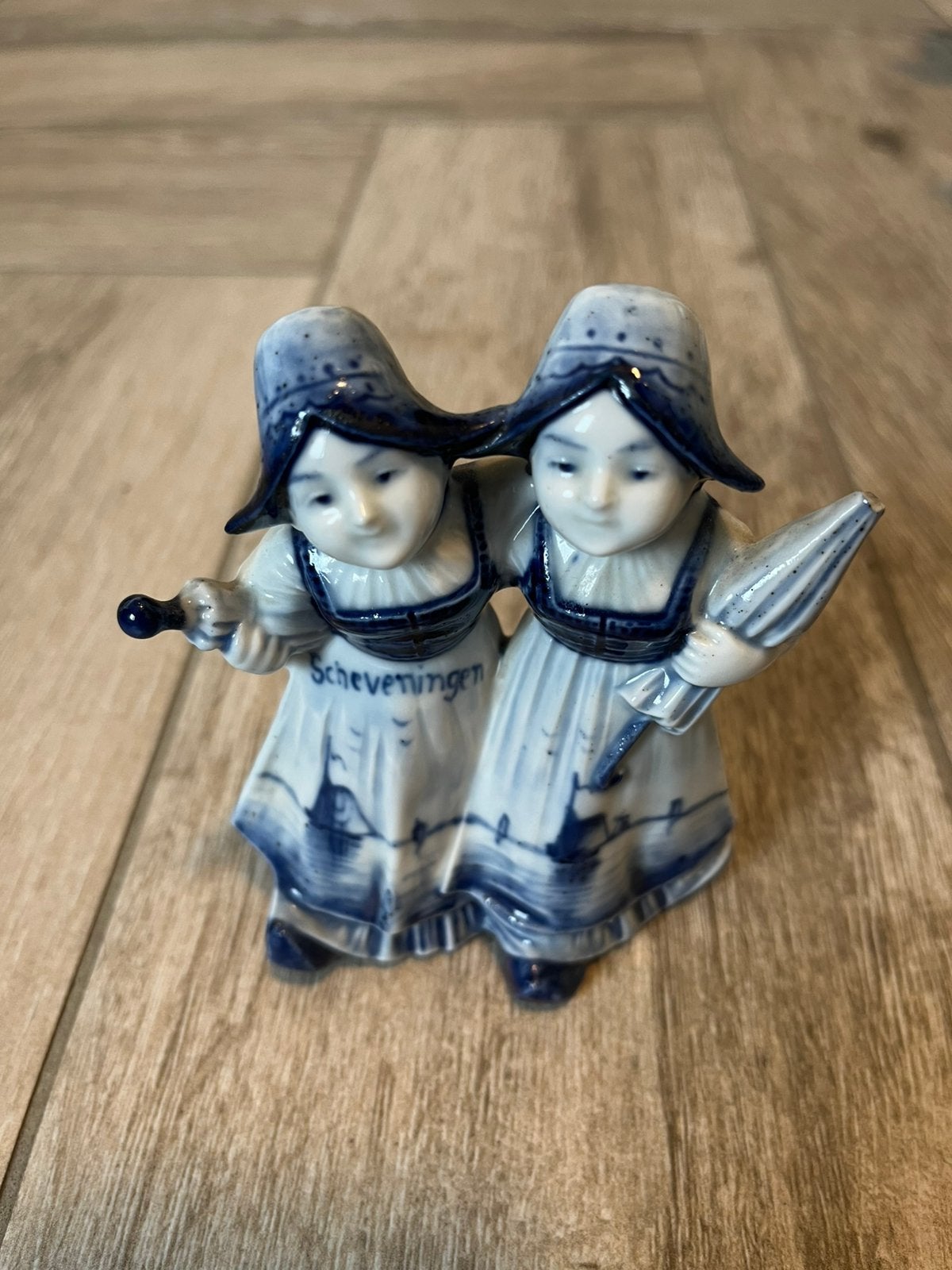 Delfts Blauw Beeldje - 2 vrouwen met paraplu - Scheveningen, Verzamelen, Ophalen of Verzenden