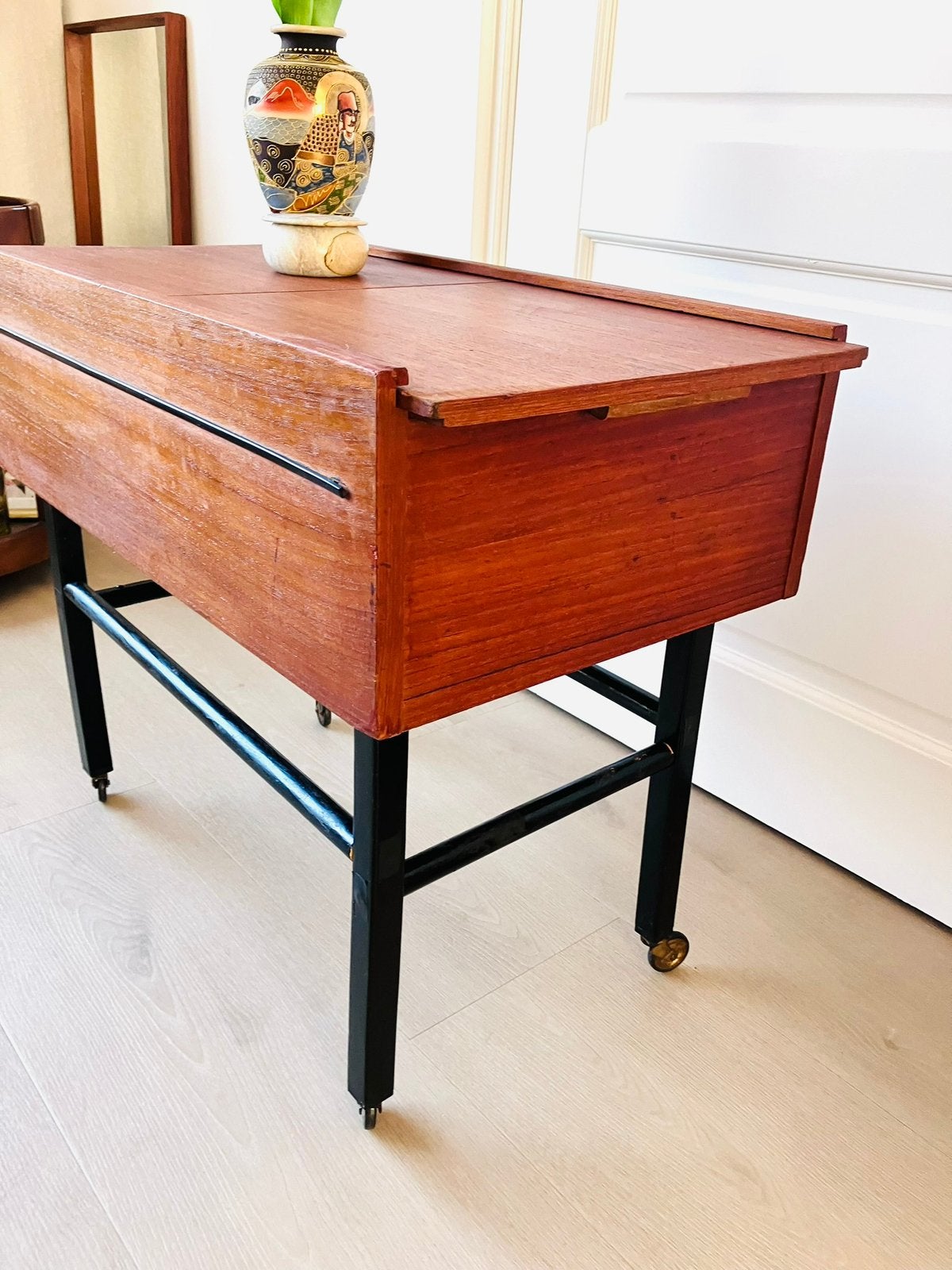 Vintage Teakhouten bijzettafel / Trolley van Opal, Huis en Inrichting, Ophalen, 50 tot 100 cm, Zo goed als nieuw, Teakhout