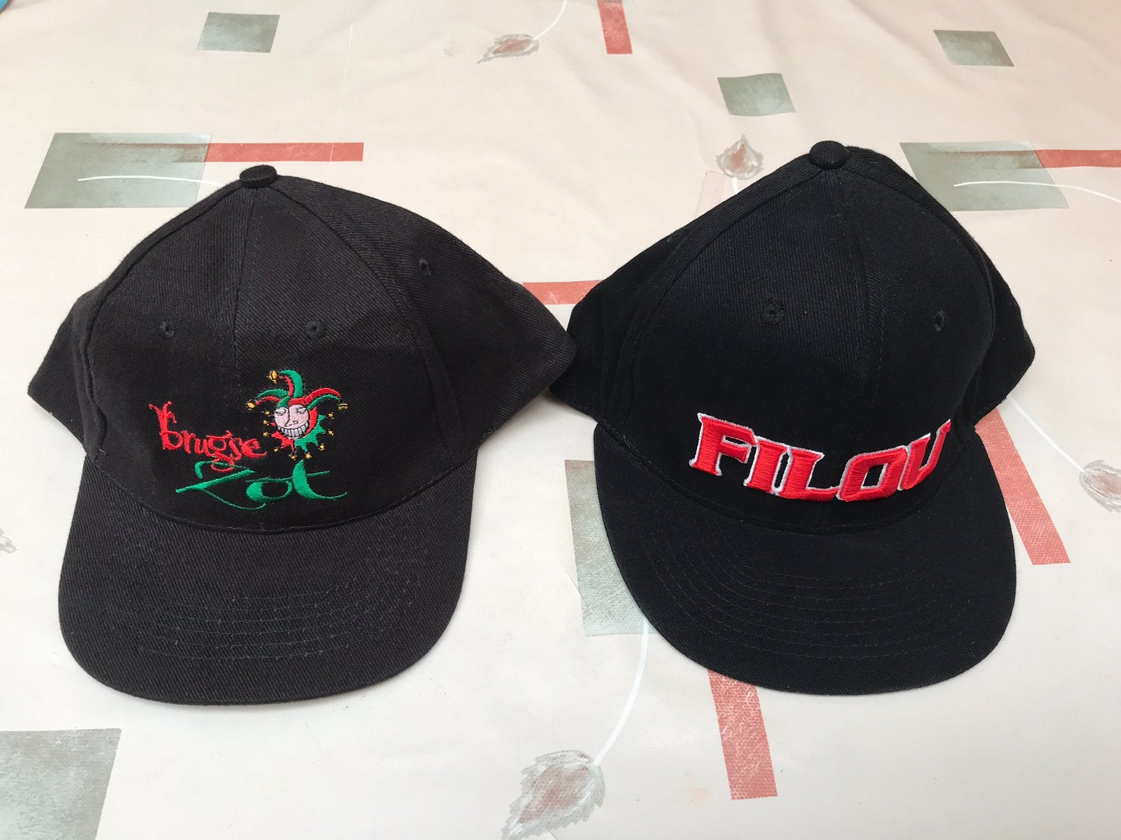 Bonnets Filou et Bruges, Collections, Marques de bière, Enlèvement ou Envoi, Neuf, Vêtements