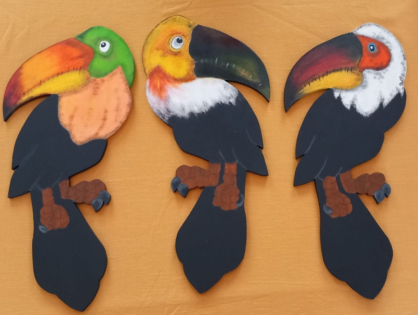Diverse vogels zoals ara of toekan als tuindecoratie., Ophalen, Nieuw