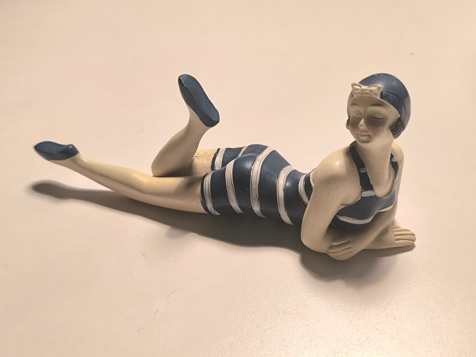 Beeldje in kunsthars, badende vrouw, Ophalen of Verzenden