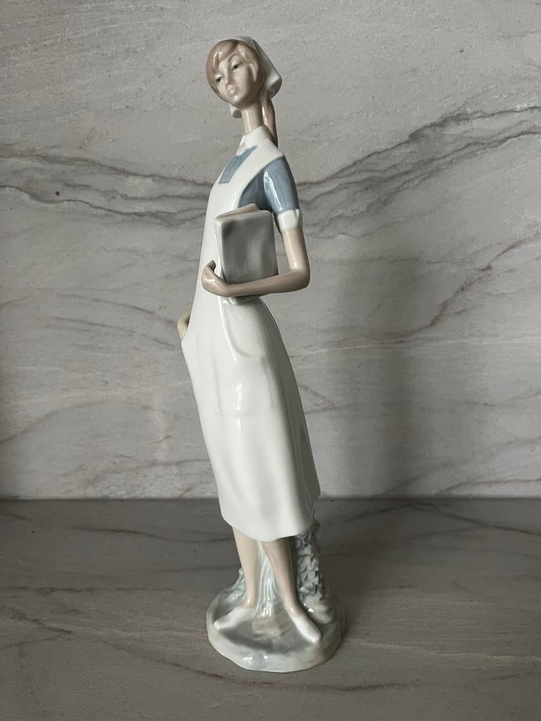 Lladro 4603 Nurse With Charts, Enlèvement ou Envoi, Neuf, Humain