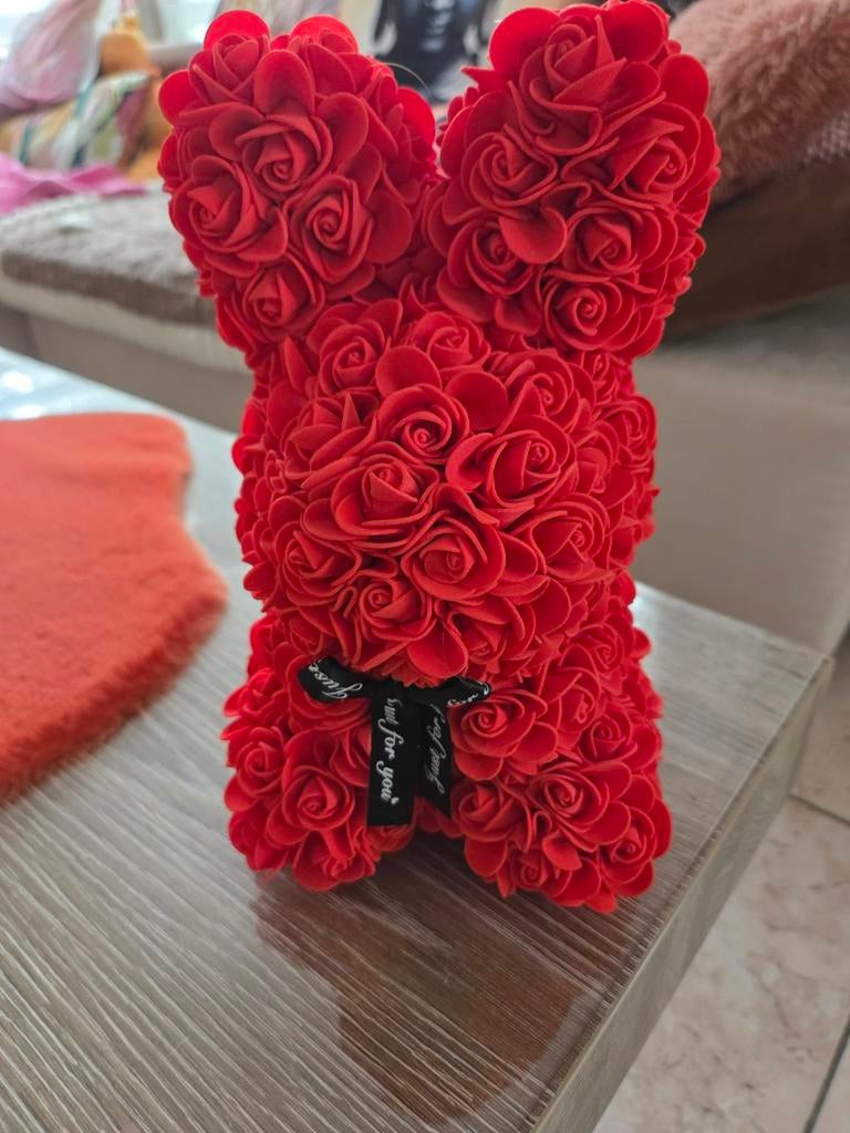 Konijn gemaakt uit kunstroosjes, Enlèvement, Rouge