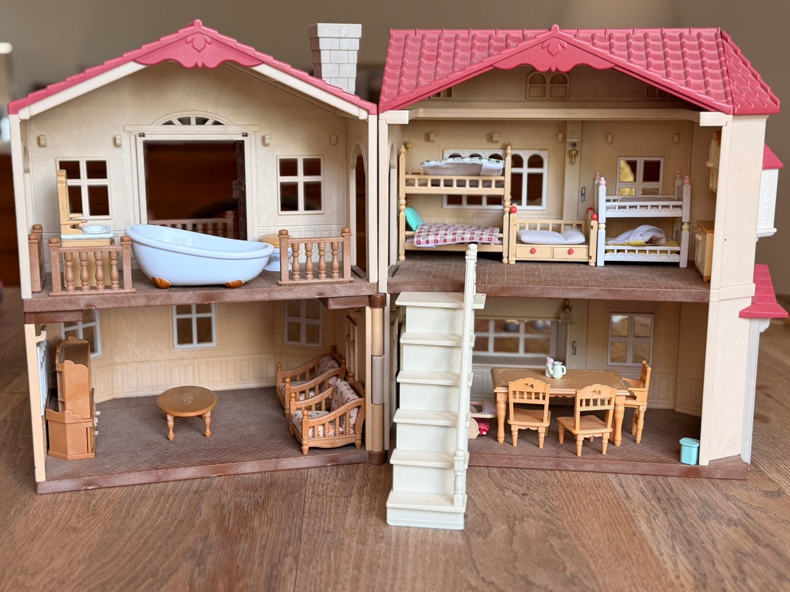 Maison Sylvanians avec tout le mobilier, Enfants & Bébés, Jouets | Maisons de poupées, Enlèvement, Comme neuf
