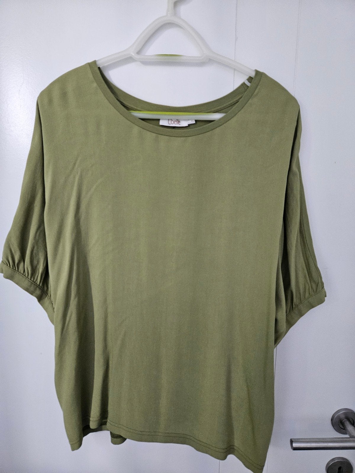 Groene dames blouse met sierknopen achteraan maat 46 NEW !, Kleding | Dames, T-shirts, Ophalen, Maat 46/48 (XL) of groter
