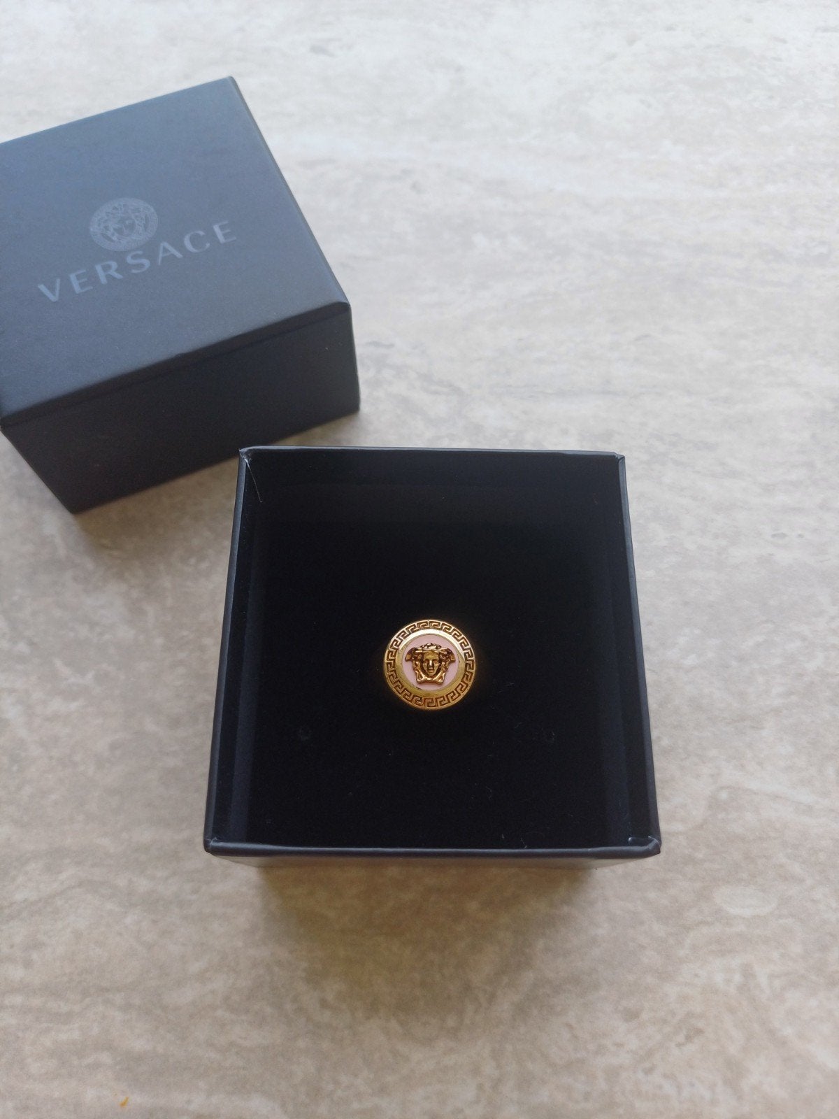 VERSACE Medusa ring woman - pink/gold, Bijoux, Sacs & Beauté, Bagues, Enlèvement, Utilisé, Or, Femme