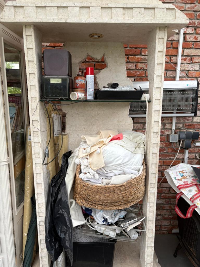 Steen vitrine met 1 glas, Ophalen, Zo goed als nieuw