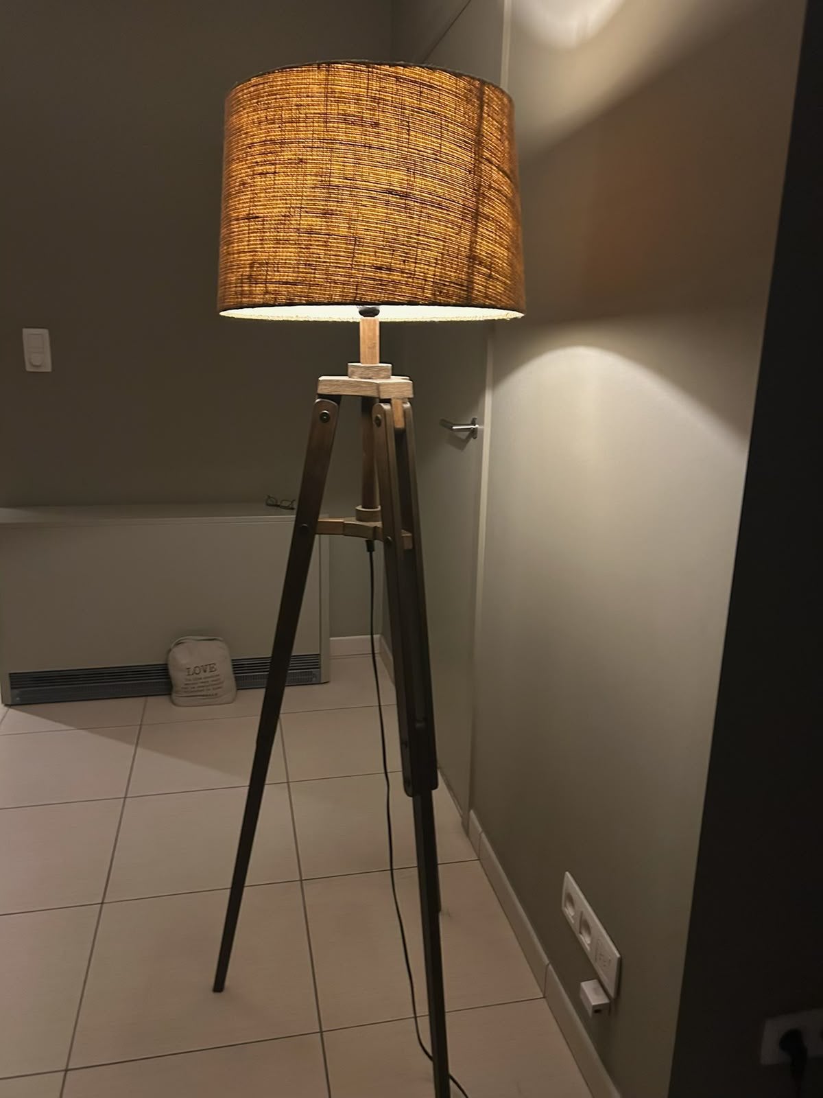 landelijke vloerlamp op houten driepoot, Huis en Inrichting, Ophalen, Zo goed als nieuw, Landelijk