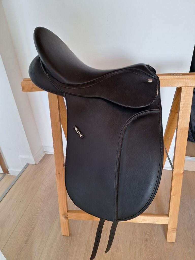 Selle dressage wintec 17", Animaux & Accessoires, Chevaux & Poneys | Selles, Dressage