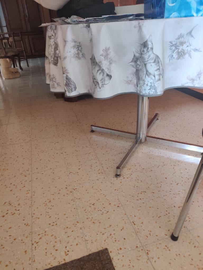 Keukentafel en 4 keukenstoelen, Enlèvement, Utilisé