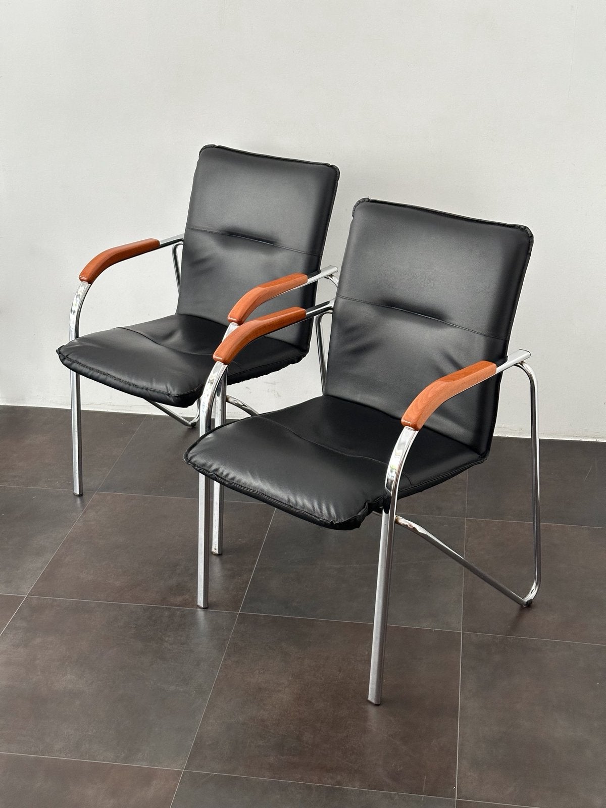 Fauteuils empilables en similicuir noir, piètement chromé, Maison & Meubles, Chaises, Comme neuf, Bois, Noir, Enlèvement