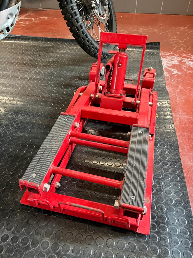 Moto liftje. Ook voor zware motos., Ophalen
