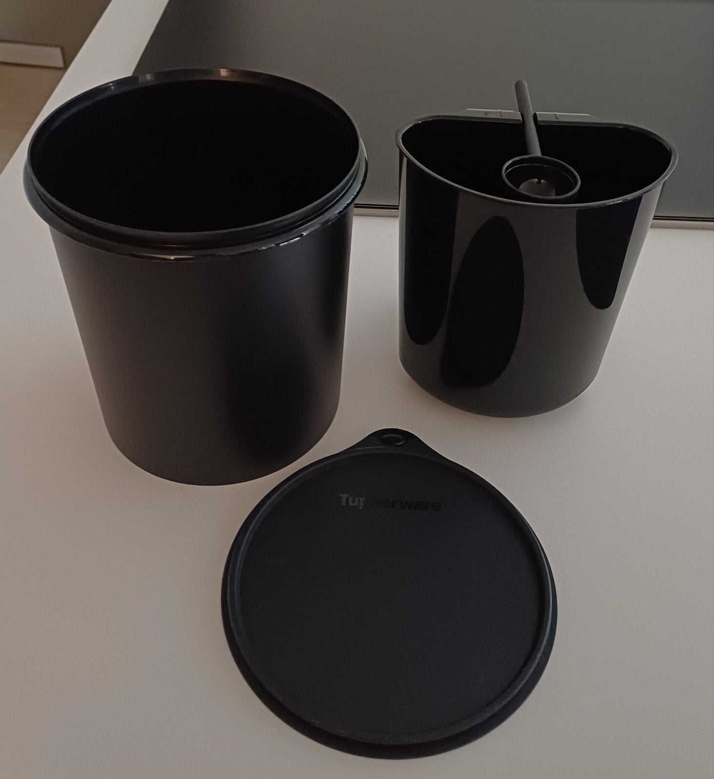 Tupperware koffiedoos, Ophalen