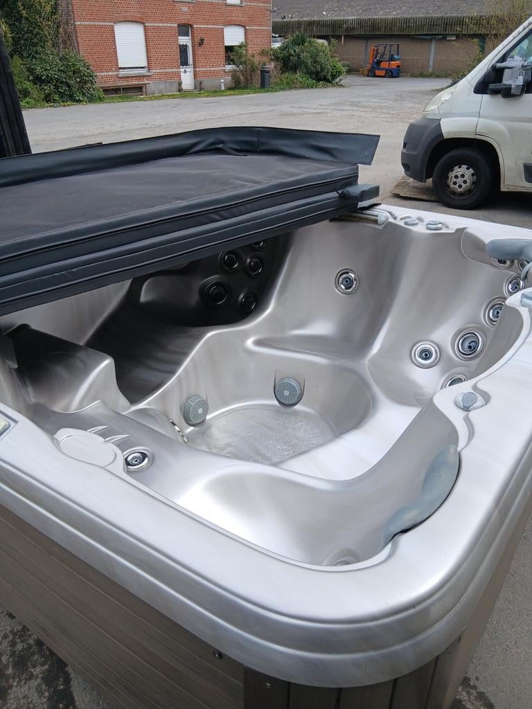 Jacuzzi livré gratuitement inclus dans votre offre de la sem, Enlèvement ou Envoi
