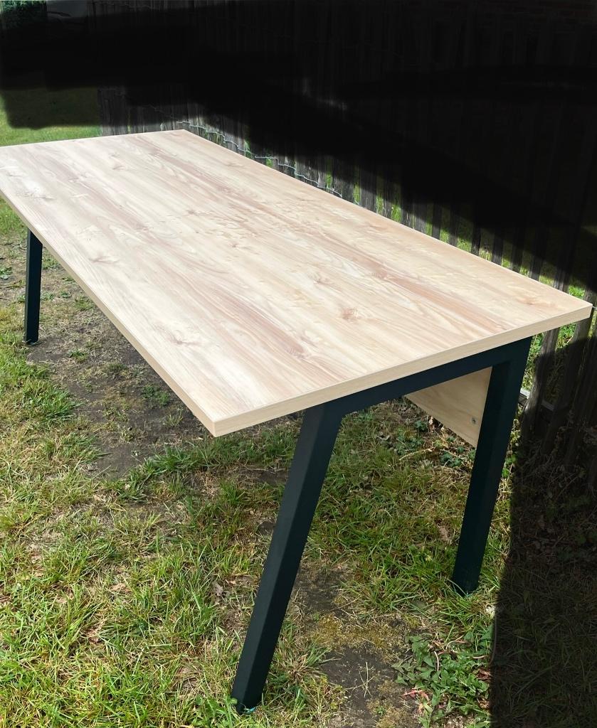 Grote tafel/bureau met metalen poten, Huis en Inrichting, Tafels | Eettafels, Ophalen, Gebruikt, Overige vormen